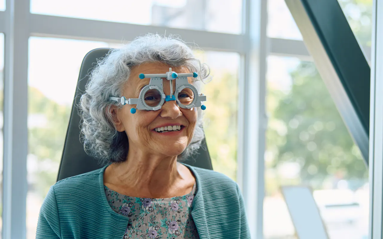 Dépistage de la santé visuelle chez une patiente senior, avec une monture d’essai