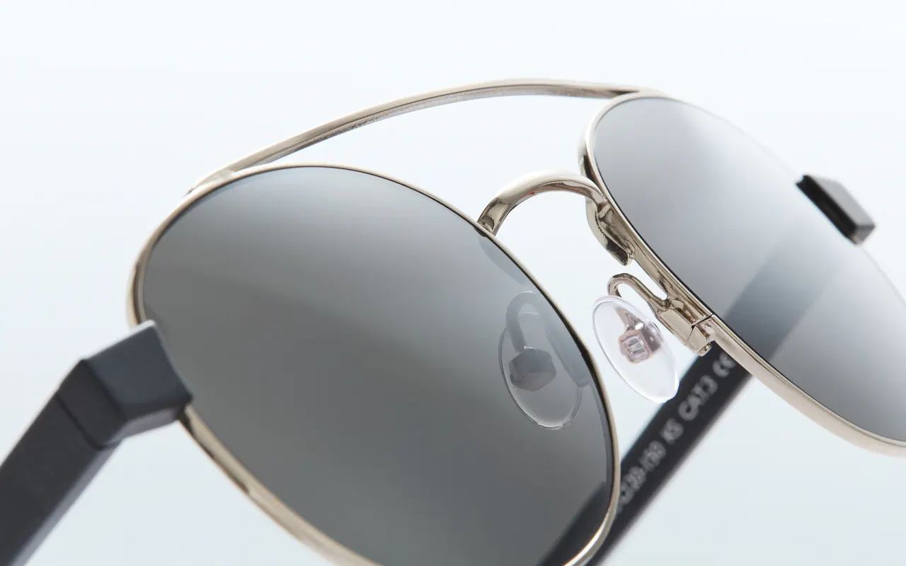 Deuxième paire solaire : gros plan sur des lunettes de soleil correctrices, monture métal et verres miroir