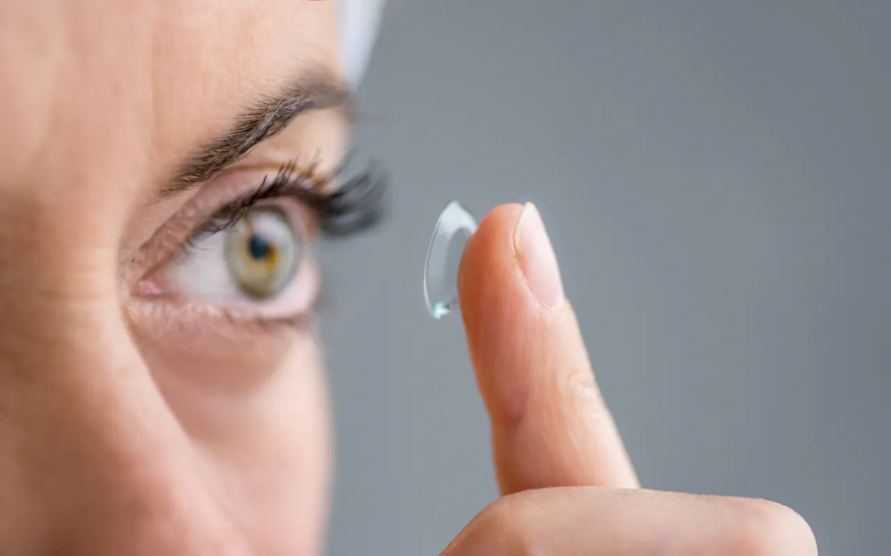 Lentilles de contact : lentille souple au bout du doigt, prête à être posée sur l’œil