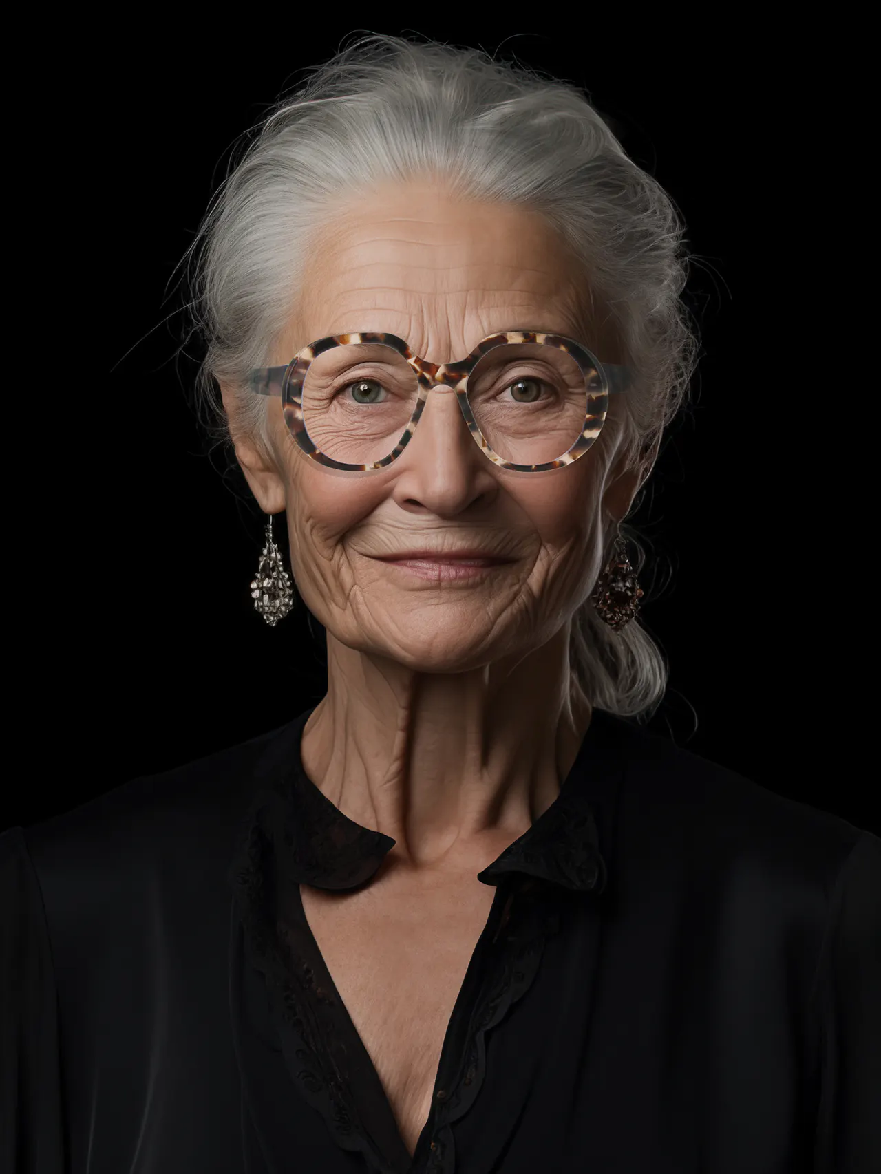 Lunettes Funk & Schuster Otto, monture ronde en acétate écaille claire, portées par une femme aux cheveux gris sur fond noir