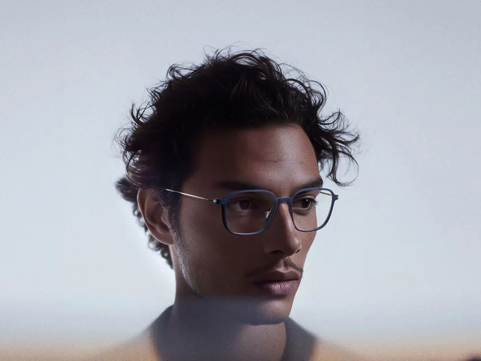 Klenze & Baum — monture fine en métal portée par un homme, lumière de fin de journée