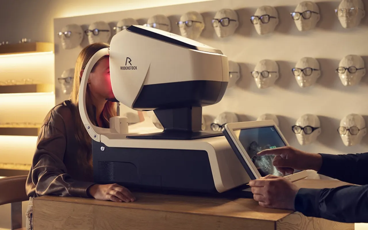 Technologie des verres : mesure biométrique de l’œil avec le DNEye Scanner Rodenstock, analyse affichée sur une tablette